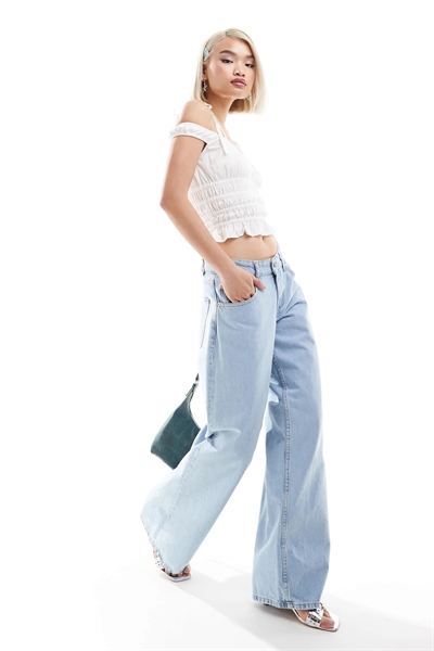 Просторные джинсы с широкими брючинами и заниженной талией артикул 141069380