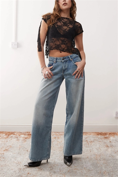 Просторные джинсы с широкими брючинами и заниженной талией артикул 141069381