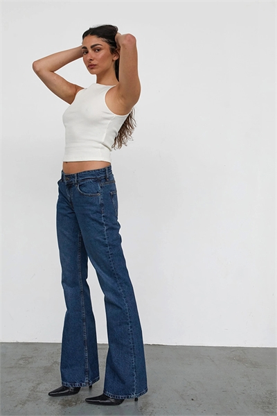 Жесткие джинсы с заниженной посадкой и расклешенными брючинами артикул 148291097