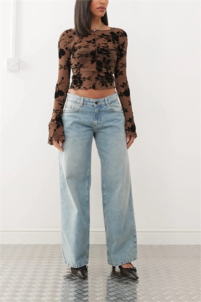 Просторные джинсы с широкими брючинами и заниженной талией артикул 142402697