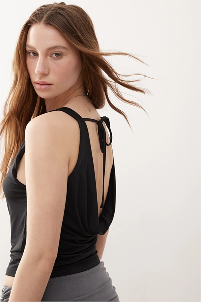 Топ с капюшоном и вырезом на спине от Chuya артикул 143084732