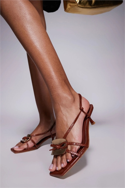 Simmi London: туфли на низком каблуке с квадратным носком и ремешками артикул 140911562