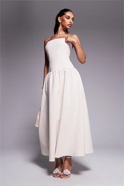 Эксклюзивное макси-платье с бандо, заниженной талией и сборками на юбке артикул 147591834