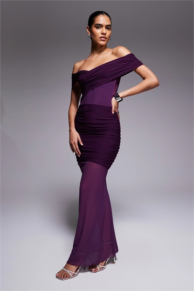 Эксклюзивное двухслойное облегающее макси-платье с открытыми плечами и прозрачным сетчатым подолом артикул 151998983