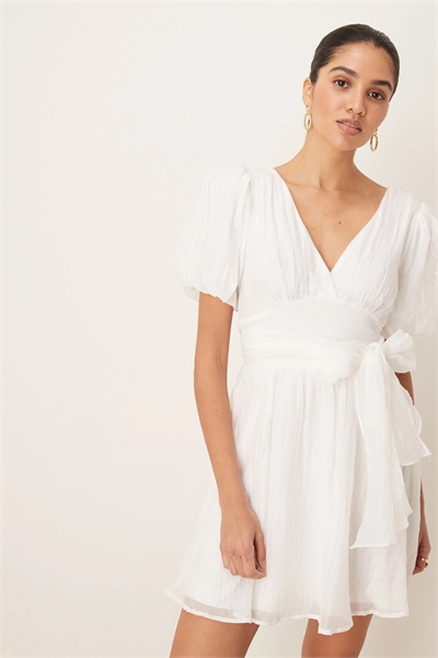 Мини-платье с короткими рукавами, V-образным вырезом, открытой спиной и бантиком для выпускного артикул 142879269