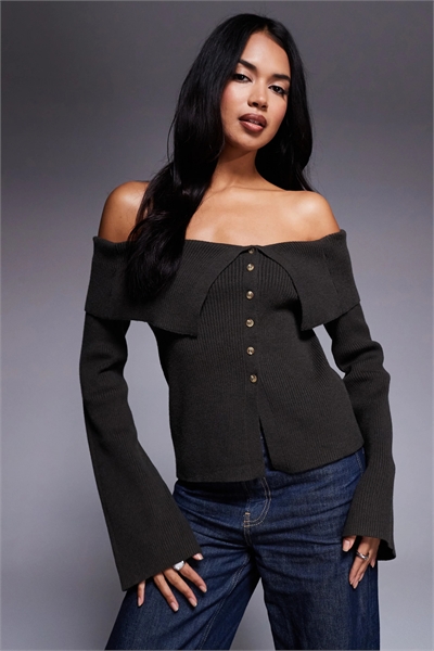 Эксклюзивный вязаный джемпер с ребристой отделкой, отложным воротником-бардо, пуговицами и расклешенными рукавами артикул 148708650