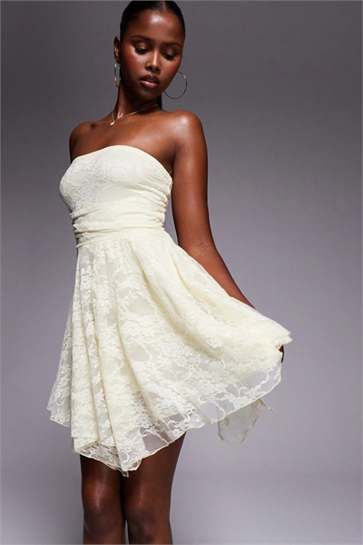 Эксклюзивное двухслойное платье из струящегося кружева с бандо, оборками и асимметричным подолом артикул 149138250