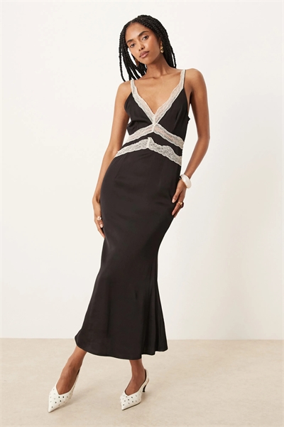 Атласное платье средней длины с контрастными кружевными вставками артикул 146131253