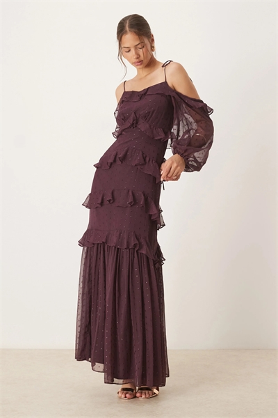 Макси-платье с открытыми плечами и оборками артикул 149450334