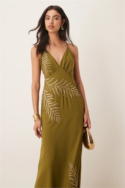 Макси-платье с бретелями и перекрещивающейся спинкой, украшенное декоративными элементами артикул 147809264