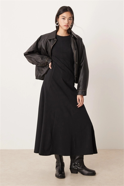 Платье средней длины с длинными рукавами и декоративными швами артикул 153530745