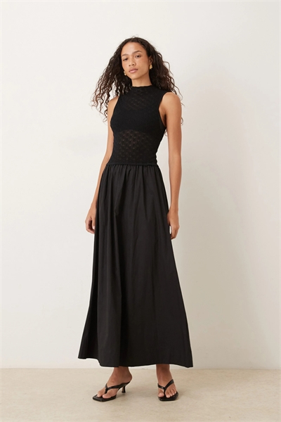 Платье средней длины с фактурным верхом артикул 150000963