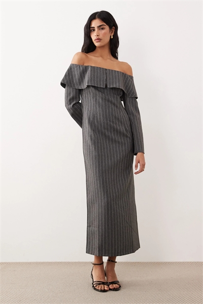 Платье-футляр средней длины с открытыми плечами артикул 150669486