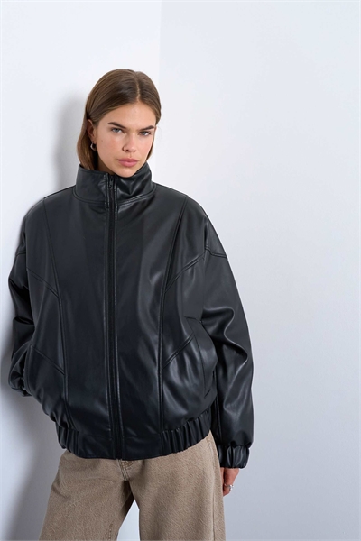 Бомбер из искусственной кожи с воротником-воронкой и мягкими швами артикул 144911151