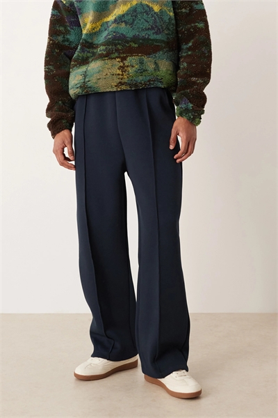 Штаны-джоггеры свободного кроя с широкими брючинами и складками артикул 148999679