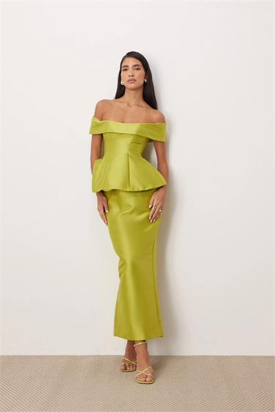 Макси-платье из атласа с открытыми плечами и четкой структурой артикул 149246620