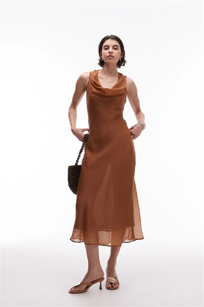 Атласное платье средней длины с воротником-хомутом артикул 146791232