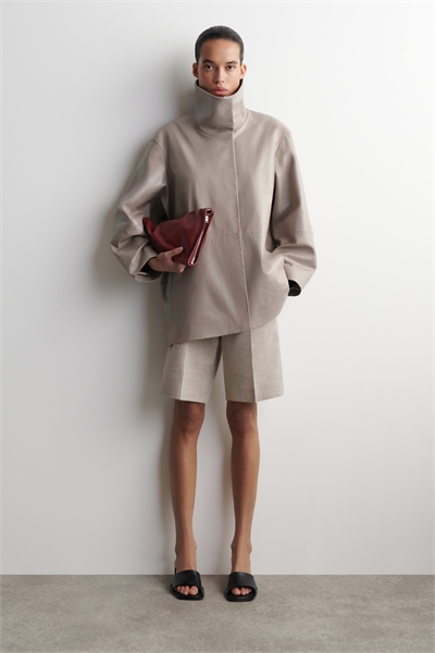 Кожаная куртка-бомбер свободного кроя с воротником-воронкой артикул 1326509001