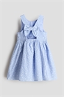 Платье с бантиком из сирсакера артикул 1334073001