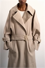 Тренч свободного кроя с чистыми линиями и заниженными проймами артикул 149594246