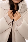 Пуховик с капюшоном цвета «камень» артикул 149043838