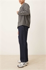 Джинсы свободного кроя с зауженными штанинами и складками артикул 154216064