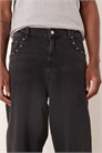 Джинсы свободного прямого кроя с заклепками артикул 154216222