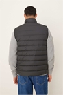 Легкий утепленный пуховый жилет с логотипом в виде значка артикул 148262118