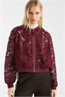 Кружевная бомбер-куртка вишневого цвета артикул 151637689