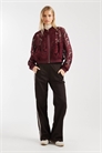 Кружевная бомбер-куртка вишневого цвета артикул 151637689