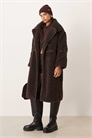 Длинное пальто из овечьей кожи шоколадного цвета артикул 147900515