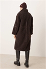 Длинное пальто из овечьей кожи шоколадного цвета артикул 147900515