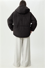 Увеличенная пуховая куртка с капюшоном черного цвета артикул 152701764