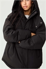 Увеличенная пуховая куртка с капюшоном черного цвета артикул 152701764