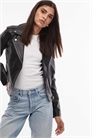 Кожаная куртка в стиле байкера артикул 150177822