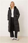 Длинная утепленная куртка с разъемным капюшоном артикул 151392028