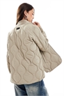 Короткая стеганая куртка-подкладка зимнего цвета «бежевый» артикул 150907292