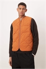 Стеганый жилет с застежкой-молнией спереди оранжевого цвета артикул 151335891