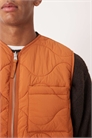 Стеганый жилет с застежкой-молнией спереди оранжевого цвета артикул 151335891