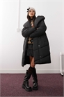 Длинное утепленное пальто с объемным капюшоном артикул 135812863