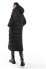 Длинное утепленное пальто с капюшоном артикул 132635178
