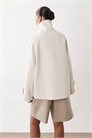 Короткий тренч с воротником-воронкой и капюшоном артикул 155128927