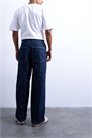 Джинсы с широкими брючинами и швом артикул 150699006