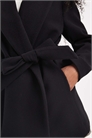 Короткое пальто с поясом черного цвета артикул 150146330