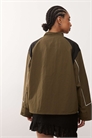 Оверсайз-куртка-ветровка с контрастной окантовкой воротника и деталью в виде каймы, цвет сафари-зеленый артикул 153249112