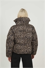 Короткая пуховик с леопардовым принтом и объемным воротником артикул 151390946
