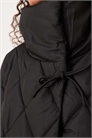 Куртка с высоким воротником и стеганым узором, с завязками, черного цвета артикул 151183245