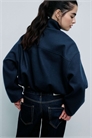 Куртка-бомбер с мягкой поверхностью и карманами артикул 156166637