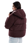 Укороченное пуховое пальто с капюшоном бордового цвета артикул 150146387