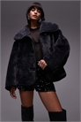 Объемная куртка из искусственной овчины с воротником-воронкой и контрастной окантовкой артикул 138782875